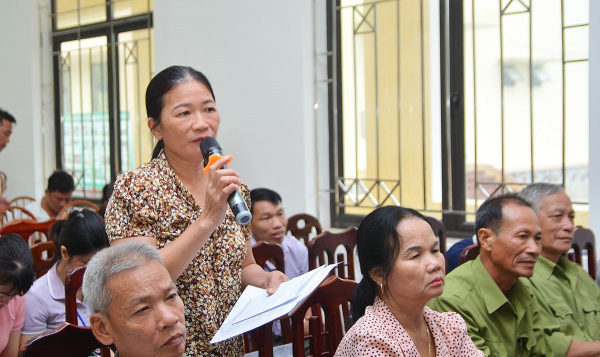Cử tri xã Tân Long, huyện Yên Sơn nêu ý kiến, kiến nghị với đại biểu HĐND tỉnh trong buổi TXCT - ẢNH NGỌC HƯNG